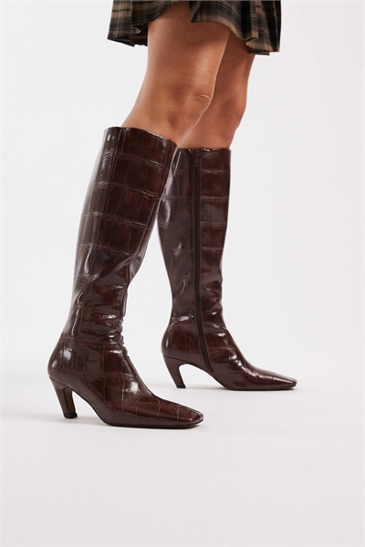 Колетки с заостренным носком до колен из коричневой кожи крокодила артикул 147264657