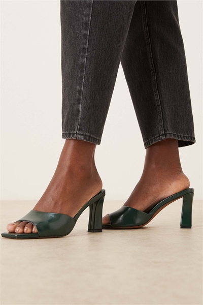 Босоножки-муле на среднем каблуке с арфой артикул 151997417