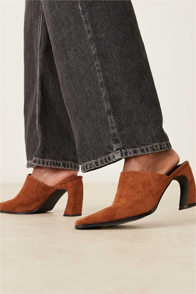 Мули Hania на изогнутом каблуке с заостренным носком артикул 149549677