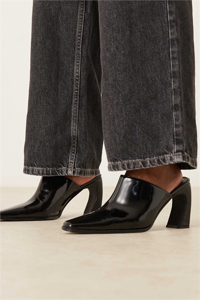 Мули Hania на изогнутом каблуке с заостренным носком артикул 149549676