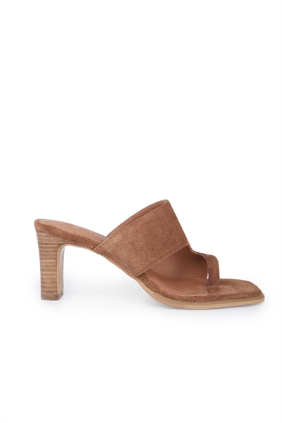 Сандалии-муле из замши с замковым застежкой на носке и каблуком-блок артикул 155818216