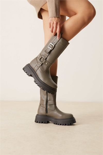 Ботинки с массивной пряжкой и высоким голенищем оливкового цвета артикул 149854069