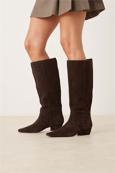 Заостренные плоские кожаные сапоги до колен Calais шоколадного цвета артикул 149540835