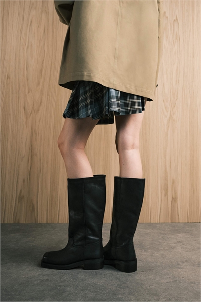 Кожаные ботинки-тракеры Cynthia на резинке артикул 147258898