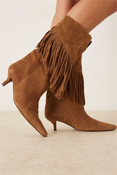 Коленные сапоги из замши премиум-класса с бахромой от Carmine артикул 147379089