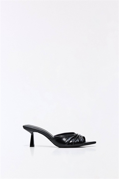 Босоножки-муле на каблуке с рюшами артикул 155827662