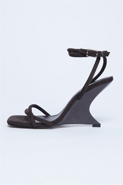 Сандалии на танкетке Alexa с рельефным узором артикул 148296715