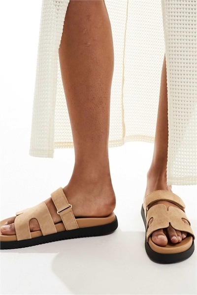 Сандалии на ремешках из замши с застежкой-молнией артикул 133296639