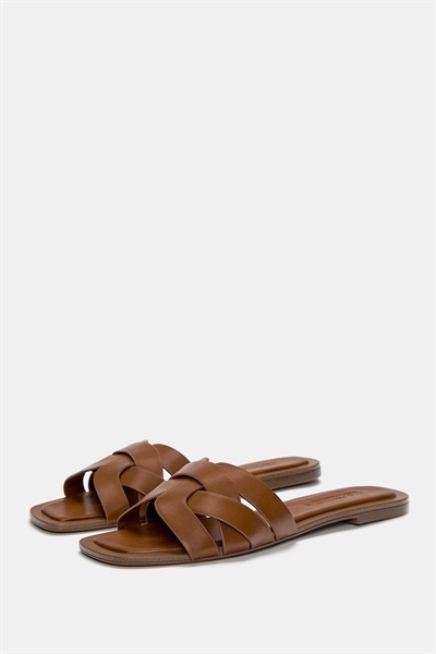 Сандалии на плоской подошве с перекрещивающимися ремешками артикул 149658976