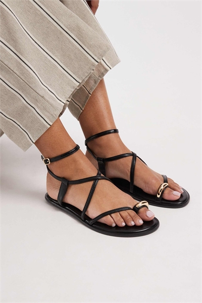 Плоские сандалии на ремешках с золотыми элементами артикул 152699737