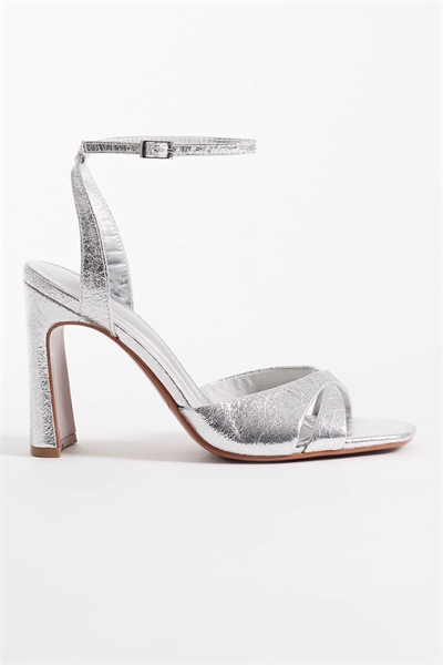 Сандалии на плоском каблуке с перекрещивающимися ремешками и едва заметной конструкцией артикул 152705538