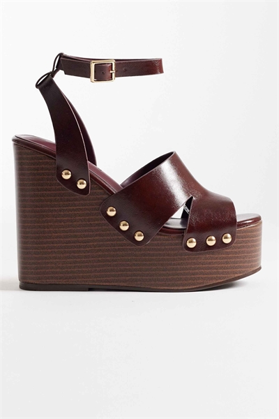 Тамара вырезала клиновидные детали с заклепками артикул 152862082