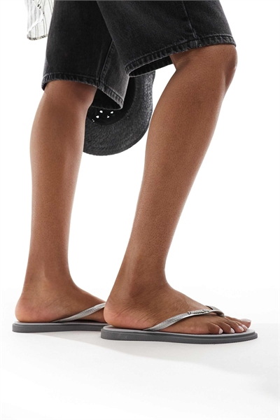 Тонкие шлепанцы с загнутым носком артикул 142429367