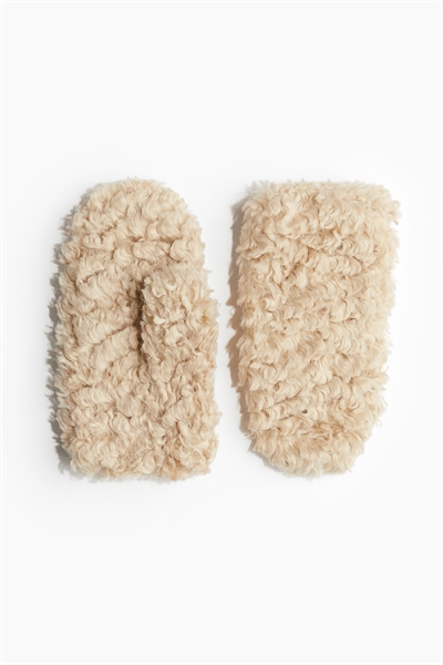 Пушистые варежки артикул 1256662001