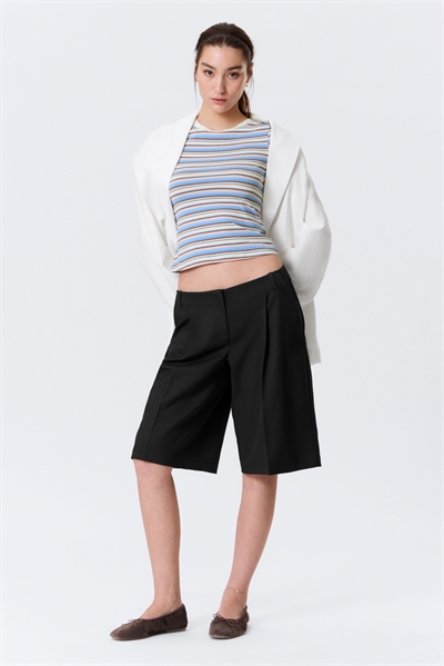 Шорты из костюмной ткани с низкой посадкой и длиной три четверти артикул 1320545002