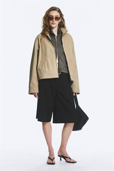 Свободная хлопковая куртка с воротником-воронкой артикул 1323804002