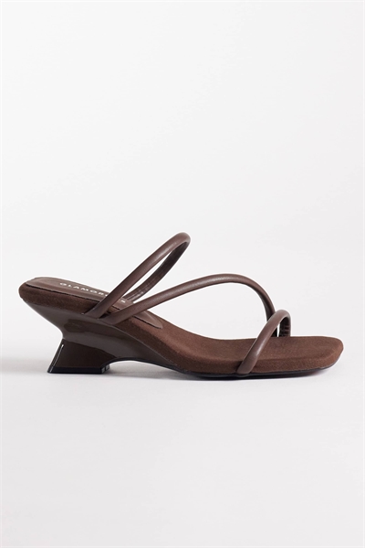 Сандалии на танкетке артикул 152317045