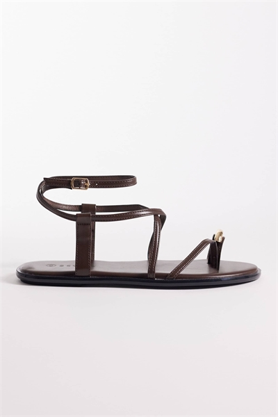 Плоские сандалии на ремешках с золотыми элементами артикул 152702854