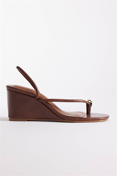 Сандалии на танкетке Simmi London Anya с золотистым акцентом на носке артикул 154231250