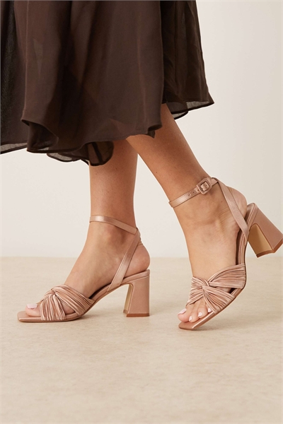 Сандалии Bridal Divaa на каблуке-блок с плиссированной отделкой артикул 149858870