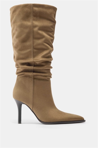 Ботинки на каблуке свободного кроя артикул 155677172