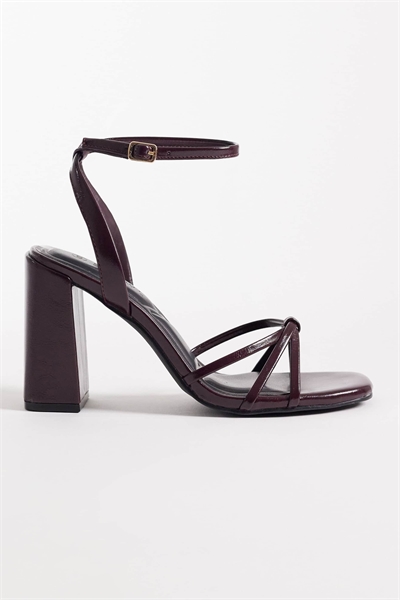 Сандалии на широких ремешках с едва заметным каблуком артикул 152707263