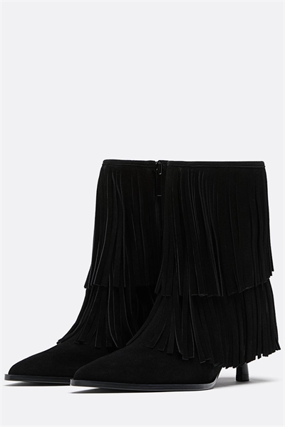 Кожаные ботильоны на каблуке с бахромой, черного цвета артикул 152801405