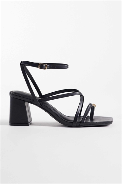 Сандалии на каблуке с металлическими элементами и закругленным носком артикул 153493264