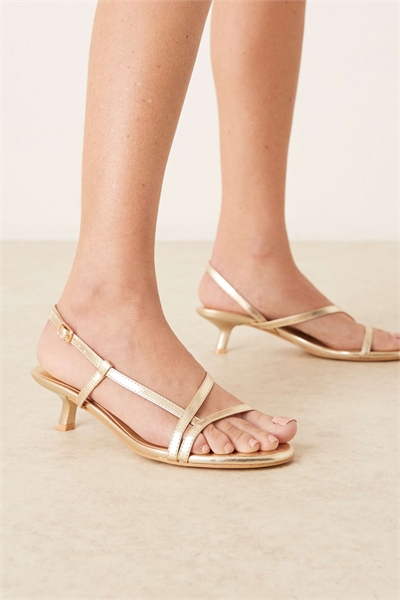 Босоножки на низком каблуке с ремешками артикул 153403943