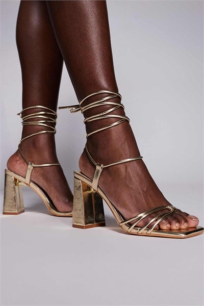 Сандалии на каблуке-блок с ремешком на щиколотке цвета бергамота артикул 152193284