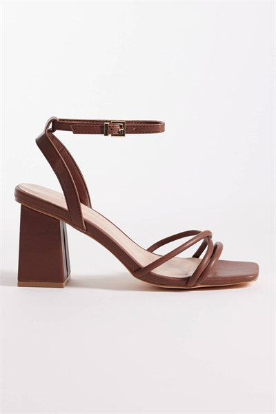 Сандалии с ремешками и каблуком средней высоты цвета пепла артикул 152864831