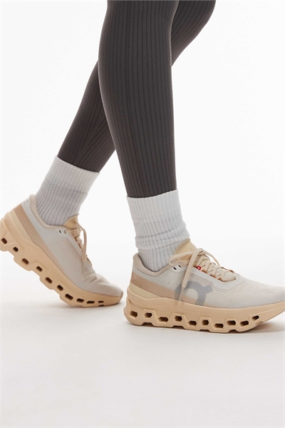 На Cloudmonster 1 для бегунов артикул 153021364