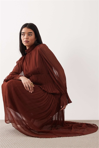 Длинное платье-миди с высоким воротником, многослойным силуэтом и прозрачными рукавами, коричневого цвета артикул 155864195