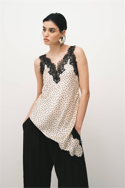 Асимметричный атласный топ-ками с удлиненным кроем и кружевной отделкой артикул 155144887