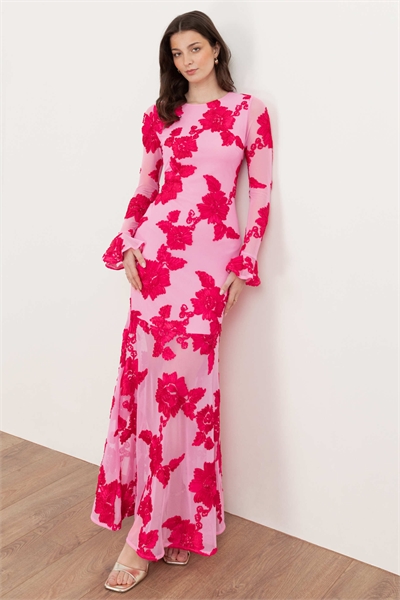 Длинное платье-макси с цветочным аппликацией и сетчатыми рукавами ярко-розового цвета артикул 156195906