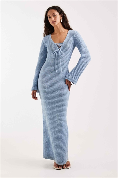 Макси-платье с ребристым трикотажным галстуком спереди и рукавами-бахромой синего цвета артикул 153494823