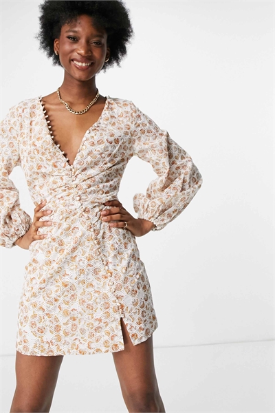 Мини-платье с рукавами-баллонами, пуговицами и разрезом, с разноцветным цветочным принтом артикул 1890457