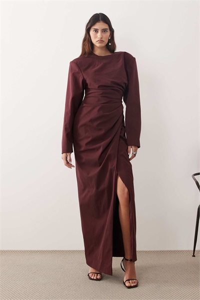 Макси-платье с высоким воротником, плечами и плиссированной талией в ягодном цвете артикул 152003210