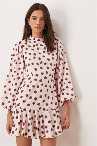 Эксклюзивное мини-платье с высоким воротником, рукавами-баллонами, оборками и асимметричным подолом, с розовым принтом в горошек. артикул 154902689