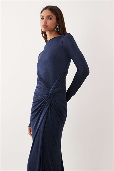 Длинное платье с высоким воротником, длинными рукавами и закрученными деталями, темно-синего цвета артикул 154630801