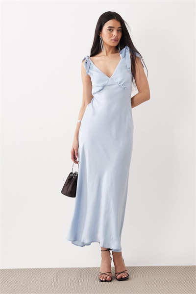 Атласное платье средней длины с завязками на плечах, светло-голубого цвета артикул 155394040