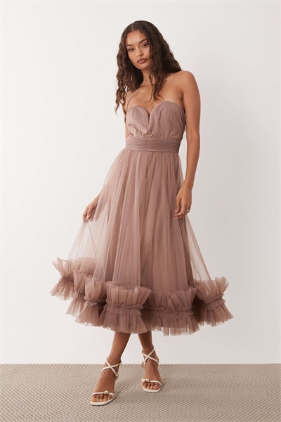 Тюлевое платье-бандо с оборкой по подолу, цвет серо-бежевый артикул 154401417