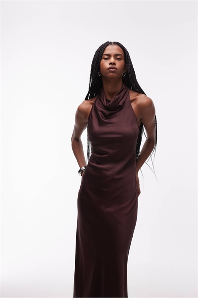 Атласное макси-платье с завязкой на шее шоколадно-коричневого цвета артикул 153017674