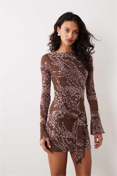 Мини-платье Salira с длинными рукавами и завязкой на талии, коричневого цвета с цветочным узором артикул 155589512