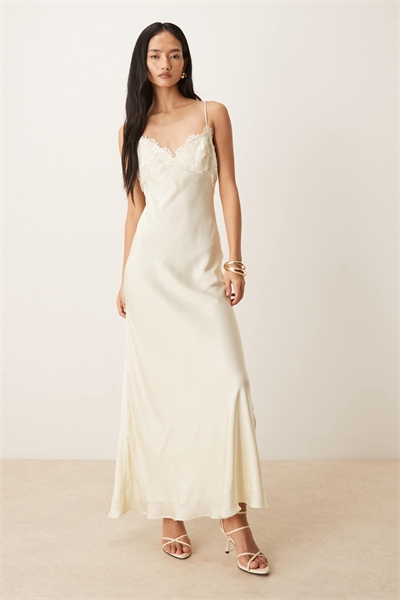 Макси-платье из атласа с кружевным декольте от Elisan, цвет слоновой кости артикул 153526182