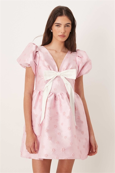Эксклюзивное мини-платье с V-образным вырезом, буффами и бантиком, розового цвета артикул 154902705
