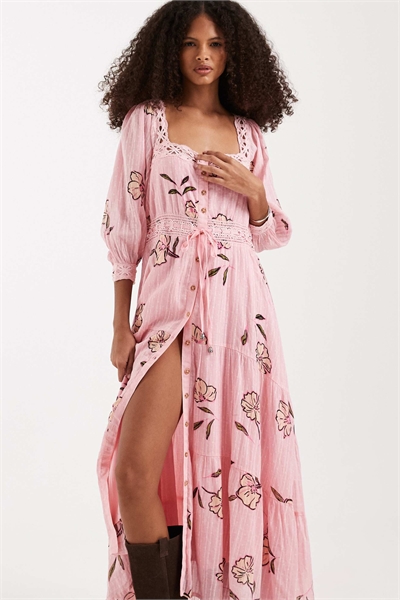 Утреннее платье-миди с пуговицами и розовым цветочным принтом артикул 155446375