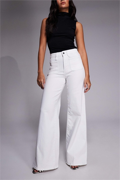 Джинсы-палаццо с широкими брючинами и стильным карманом спереди на талии артикул 153147955