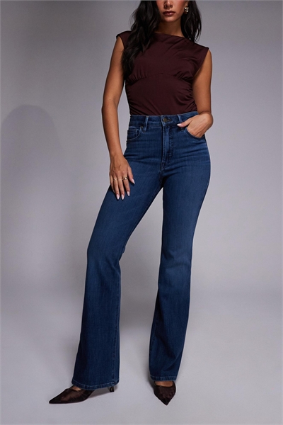 Мягкие джинсы классического кроя с расклешенными штанинами артикул 153147951