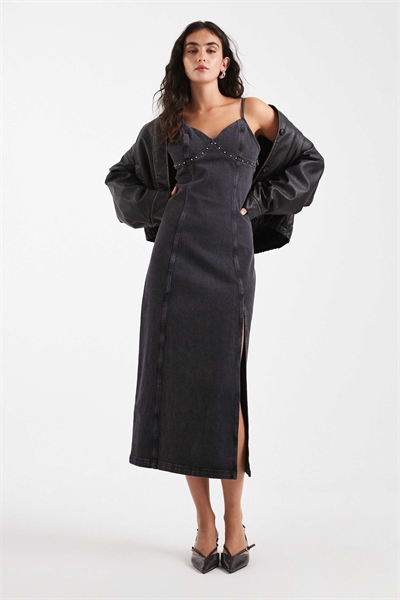 Джинсовое макси-платье с заклепками артикул 149000411